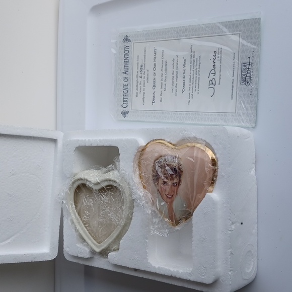 "Diana, Queen of Our Hearts" Music Box - Picture 6 of 6